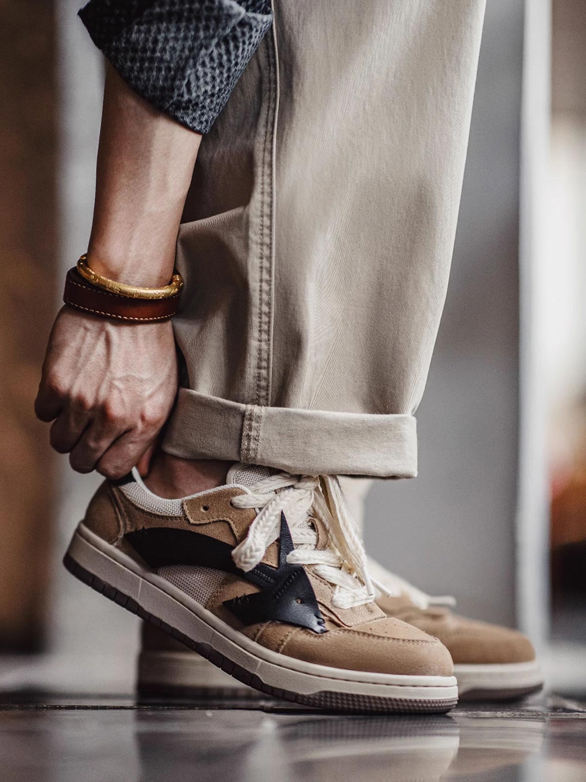 製品画像: 90年代ヴィンテージデザインのローカットスポーツスニーカー全体画像
詳細画像: 牛革スエードとメッシュ、アローデザインの切り替えディテール画像