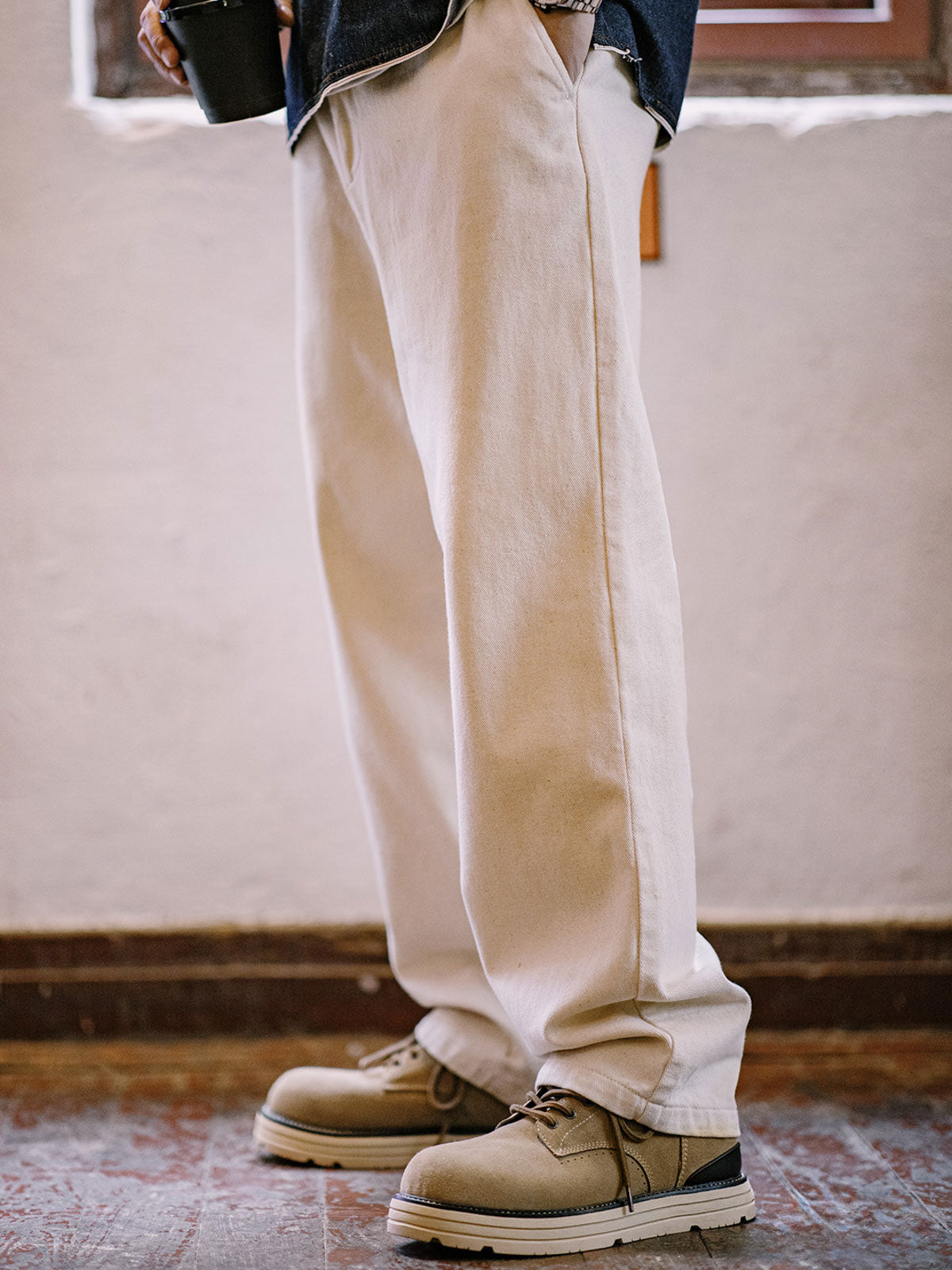 詳細画像: 牛革スエードのアッパー、PUレザー靴舌、白いステッチが際立つラバーディテールのクローズアップ。
モデル画像: モデル着用のヴィンテージスタイルワークブーツ、特注厚底デザインが映えるアウトドアスタイリング例。