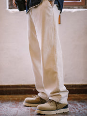 詳細画像: 牛革スエードのアッパー、PUレザー靴舌、白いステッチが際立つラバーディテールのクローズアップ。
モデル画像: モデル着用のヴィンテージスタイルワークブーツ、特注厚底デザインが映えるアウトドアスタイリング例。