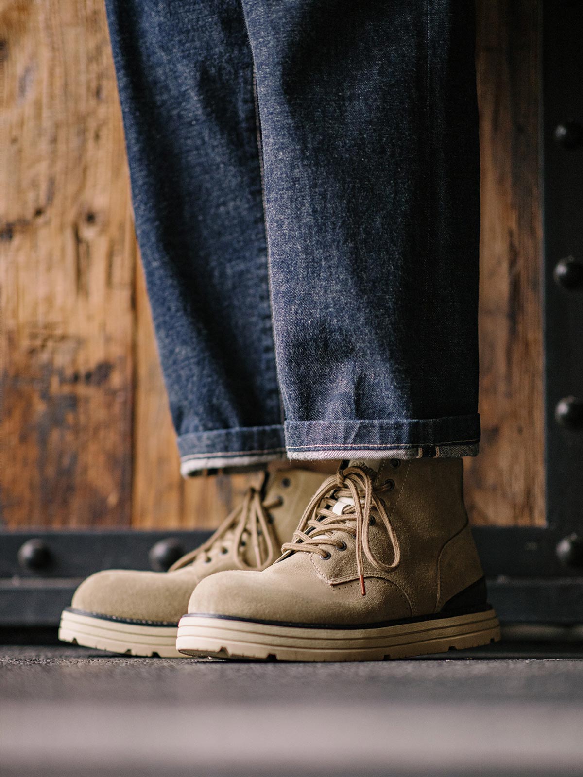 詳細画像: 牛革スエードのアッパー、PUレザー靴舌、白いステッチが際立つラバーディテールのクローズアップ。
モデル画像: モデル着用のヴィンテージスタイルワークブーツ、特注厚底デザインが映えるアウトドアスタイリング例。
