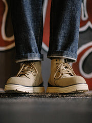 詳細画像: 牛革スエードのアッパー、PUレザー靴舌、白いステッチが際立つラバーディテールのクローズアップ。
モデル画像: モデル着用のヴィンテージスタイルワークブーツ、特注厚底デザインが映えるアウトドアスタイリング例。