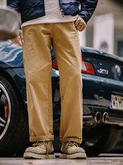 詳細画像: 牛革スエードのアッパー、PUレザー靴舌、白いステッチが際立つラバーディテールのクローズアップ。
モデル画像: モデル着用のヴィンテージスタイルワークブーツ、特注厚底デザインが映えるアウトドアスタイリング例。