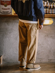 詳細画像: 牛革スエードのアッパー、PUレザー靴舌、白いステッチが際立つラバーディテールのクローズアップ。
モデル画像: モデル着用のヴィンテージスタイルワークブーツ、特注厚底デザインが映えるアウトドアスタイリング例。