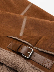 製品画像
「パッチワーク フード付き ボアライニング 保温ジャケット全体像。柔らかなフェイクシープスキン素材とヴィンテージ感を演出するデザインが特徴」
詳細画像
「パッチワーク フード付き ボアライニング 保温ジャケットのディテール。滑らかなボアライニングと丁寧なパッチワークステッチのクローズアップ」