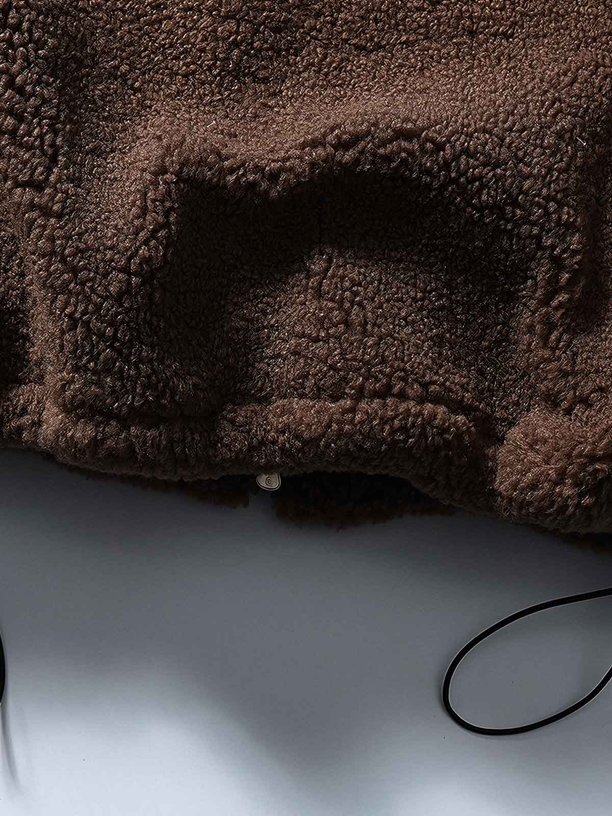 製品画像
「レトロフリース スタンドカラージャケット全体像。厚手フリース素材とスタンドカラーデザインが特徴で、快適さと暖かさを兼ね備えたルーズフィットジャケット」
詳細画像
「フリーススタンドカラージャケットの刺繍デザインとドローコード付き裾の調整可能なディテール。レトロなデザインと実用性を融合」