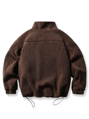 製品画像
「レトロフリース スタンドカラージャケット全体像。厚手フリース素材とスタンドカラーデザインが特徴で、快適さと暖かさを兼ね備えたルーズフィットジャケット」
詳細画像
「フリーススタンドカラージャケットの刺繍デザインとドローコード付き裾の調整可能なディテール。レトロなデザインと実用性を融合」