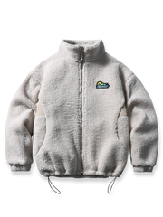 製品画像
「レトロフリース スタンドカラージャケット全体像。厚手フリース素材とスタンドカラーデザインが特徴で、快適さと暖かさを兼ね備えたルーズフィットジャケット」
詳細画像
「フリーススタンドカラージャケットの刺繍デザインとドローコード付き裾の調整可能なディテール。レトロなデザインと実用性を融合」