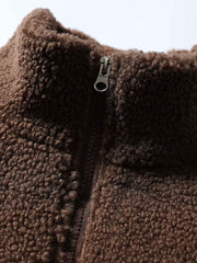 製品画像
「レトロフリース スタンドカラージャケット全体像。厚手フリース素材とスタンドカラーデザインが特徴で、快適さと暖かさを兼ね備えたルーズフィットジャケット」
詳細画像
「フリーススタンドカラージャケットの刺繍デザインとドローコード付き裾の調整可能なディテール。レトロなデザインと実用性を融合」