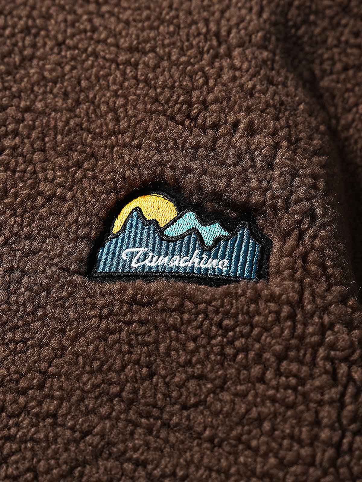 製品画像
「レトロフリース スタンドカラージャケット全体像。厚手フリース素材とスタンドカラーデザインが特徴で、快適さと暖かさを兼ね備えたルーズフィットジャケット」
詳細画像
「フリーススタンドカラージャケットの刺繍デザインとドローコード付き裾の調整可能なディテール。レトロなデザインと実用性を融合」