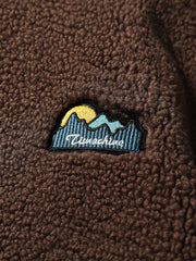 製品画像
「レトロフリース スタンドカラージャケット全体像。厚手フリース素材とスタンドカラーデザインが特徴で、快適さと暖かさを兼ね備えたルーズフィットジャケット」
詳細画像
「フリーススタンドカラージャケットの刺繍デザインとドローコード付き裾の調整可能なディテール。レトロなデザインと実用性を融合」