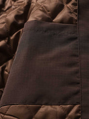 製品画像
「レトロフリース スタンドカラージャケット全体像。厚手フリース素材とスタンドカラーデザインが特徴で、快適さと暖かさを兼ね備えたルーズフィットジャケット」
詳細画像
「フリーススタンドカラージャケットの刺繍デザインとドローコード付き裾の調整可能なディテール。レトロなデザインと実用性を融合」