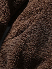 製品画像
「レトロフリース スタンドカラージャケット全体像。厚手フリース素材とスタンドカラーデザインが特徴で、快適さと暖かさを兼ね備えたルーズフィットジャケット」
詳細画像
「フリーススタンドカラージャケットの刺繍デザインとドローコード付き裾の調整可能なディテール。レトロなデザインと実用性を融合」