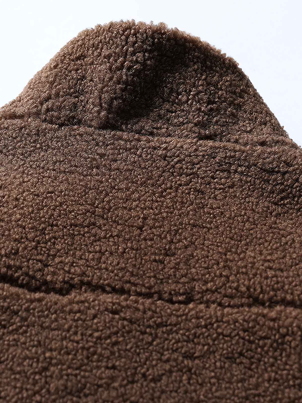 製品画像
「レトロフリース スタンドカラージャケット全体像。厚手フリース素材とスタンドカラーデザインが特徴で、快適さと暖かさを兼ね備えたルーズフィットジャケット」
詳細画像
「フリーススタンドカラージャケットの刺繍デザインとドローコード付き裾の調整可能なディテール。レトロなデザインと実用性を融合」