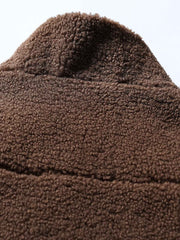 製品画像
「レトロフリース スタンドカラージャケット全体像。厚手フリース素材とスタンドカラーデザインが特徴で、快適さと暖かさを兼ね備えたルーズフィットジャケット」
詳細画像
「フリーススタンドカラージャケットの刺繍デザインとドローコード付き裾の調整可能なディテール。レトロなデザインと実用性を融合」