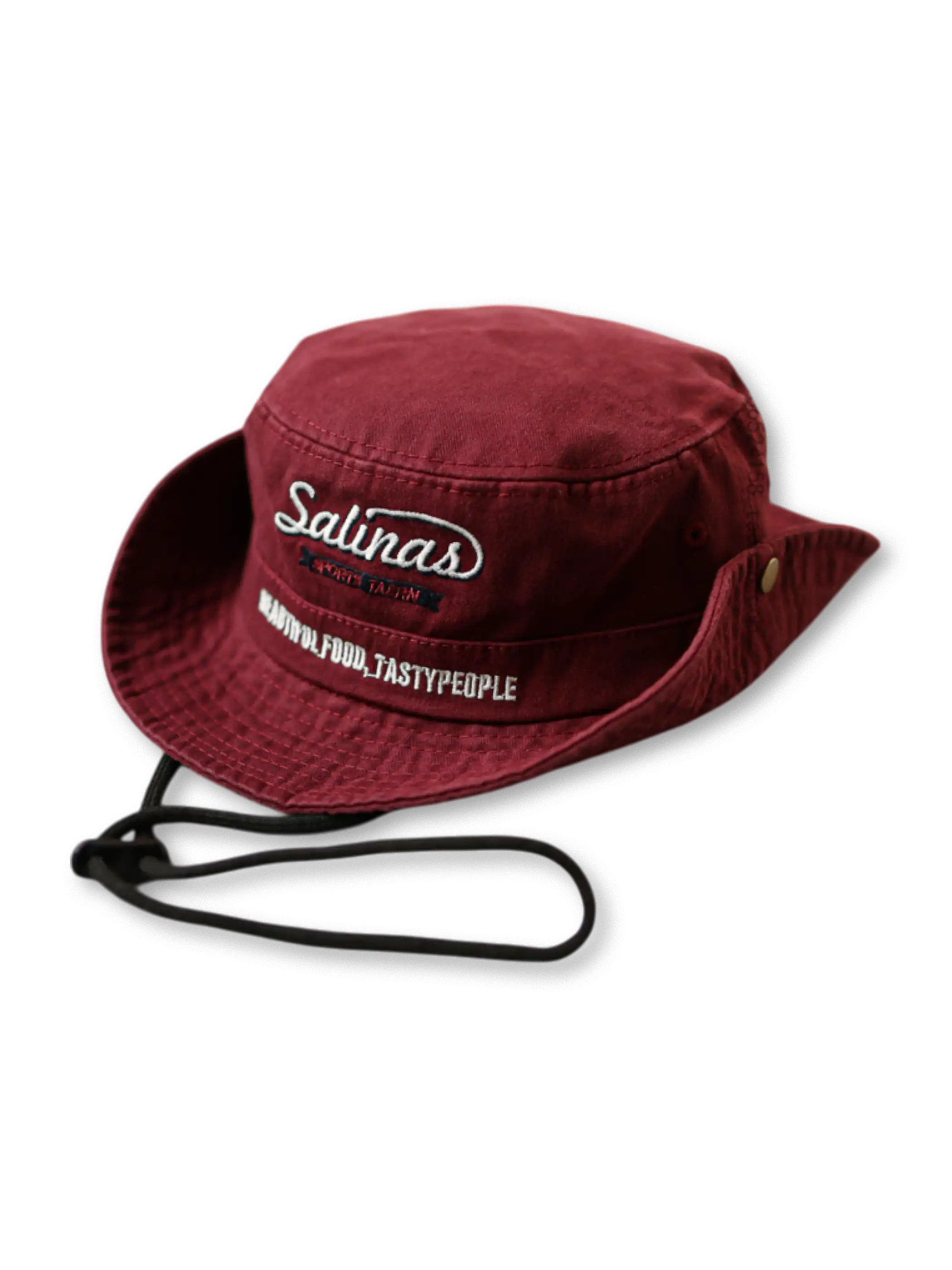 ワインレッドカラーのフィッシングハット全体、フロントにロゴ刺繍が施され、あご紐が付いている