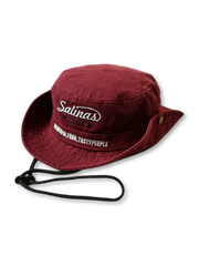 ワインレッドカラーのフィッシングハット全体、フロントにロゴ刺繍が施され、あご紐が付いている