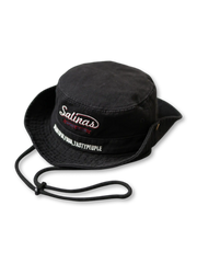 ワインレッドカラーのフィッシングハット全体、フロントにロゴ刺繍が施され、あご紐が付いている