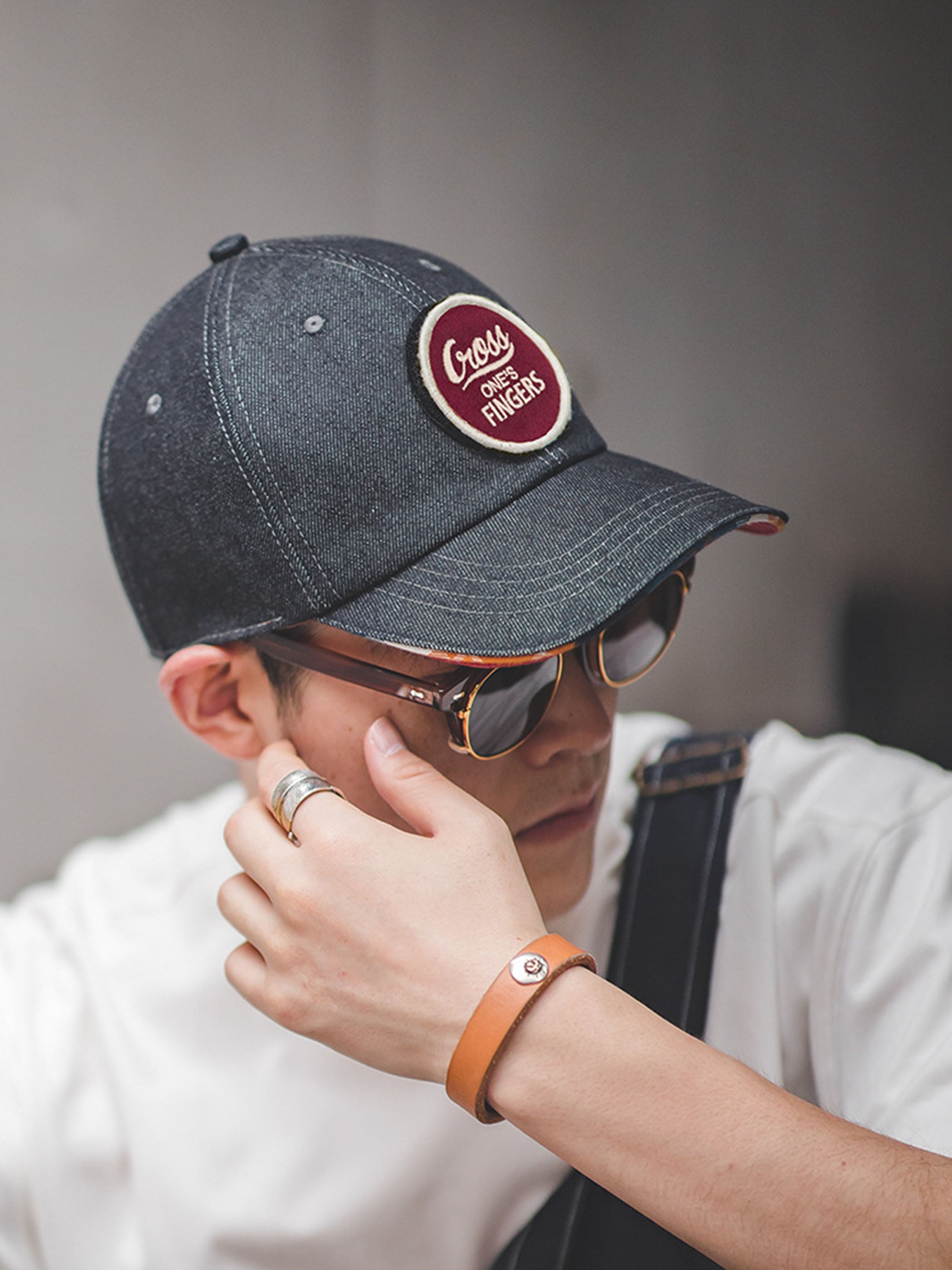 モデルがデニムキャップを着用し、ワークスタイルコーデを披露