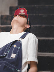 モデルがデニムキャップを着用し、ワークスタイルコーデを披露