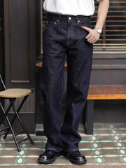 シンプルな白シャツとクラシックレザーシューズを合わせた、16.5オンスセルビッジデニムのストレートジーンズを着用したモデル。洗練されたカジュアルスタイルを演出。