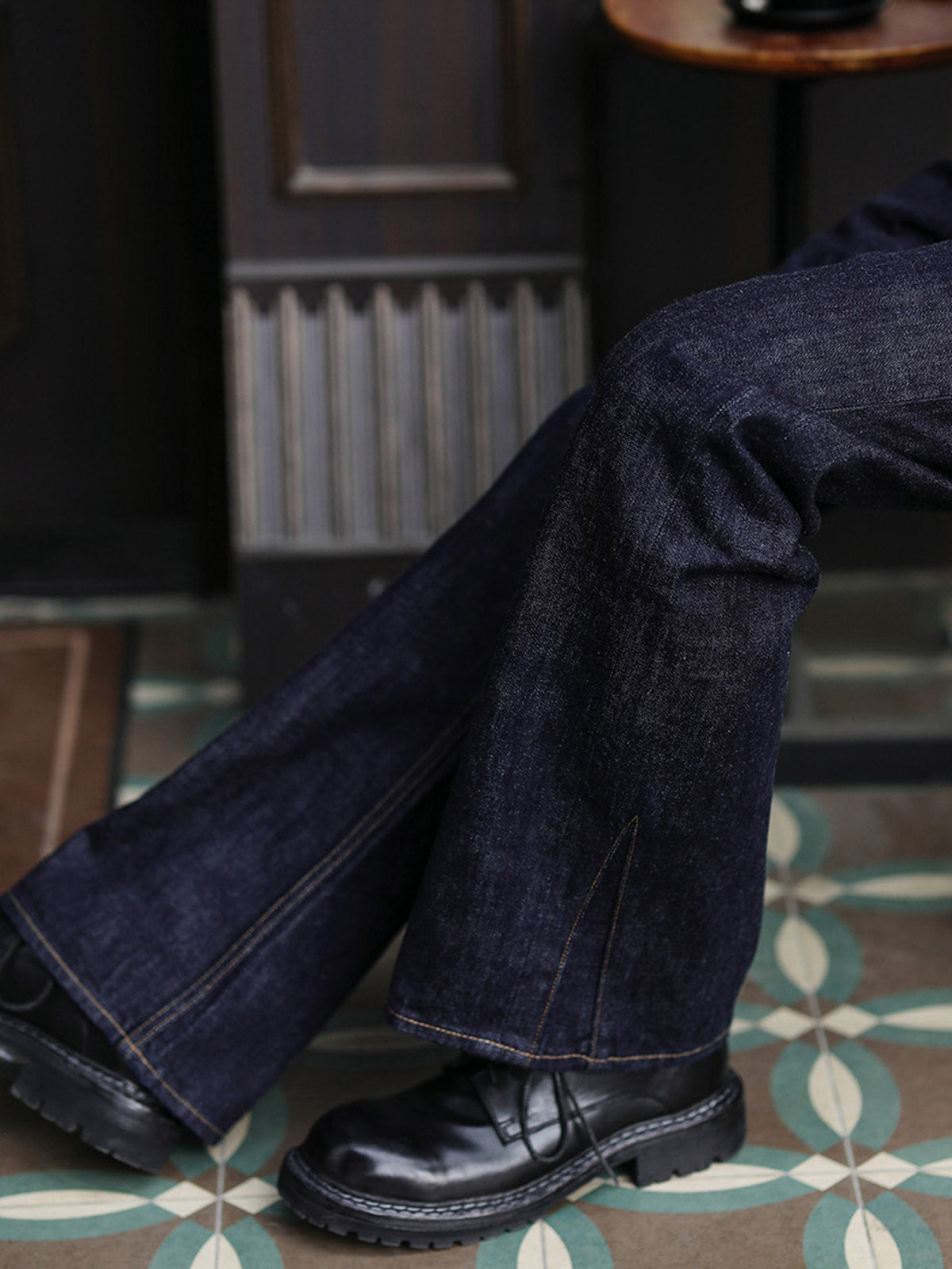 シンプルな白シャツとクラシックレザーシューズを合わせた、16.5オンスセルビッジデニムのストレートジーンズを着用したモデル。洗練されたカジュアルスタイルを演出。