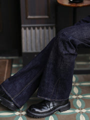 シンプルな白シャツとクラシックレザーシューズを合わせた、16.5オンスセルビッジデニムのストレートジーンズを着用したモデル。洗練されたカジュアルスタイルを演出。