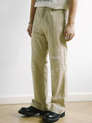 モデル画像:モデルがヴィンテージダメージ刺繍ルーズChinoパンツを着用した図