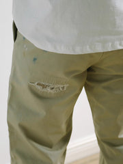 モデル画像:モデルがヴィンテージダメージ刺繍ルーズChinoパンツを着用した図