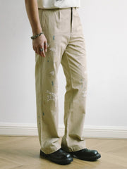 モデル画像:モデルがヴィンテージダメージ刺繍ルーズChinoパンツを着用した図