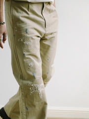 モデル画像:モデルがヴィンテージダメージ刺繍ルーズChinoパンツを着用した図