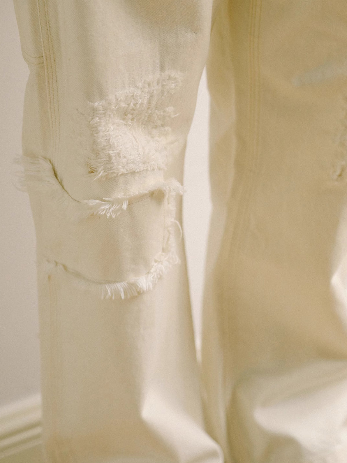 詳細画像:ジーンズの破れ刺繍と五金パーツのディテール図