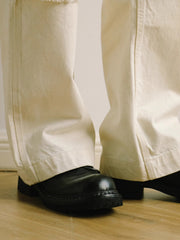 モデル画像:モデルが破れ刺繍ルーズフィットジーンズを着用した図