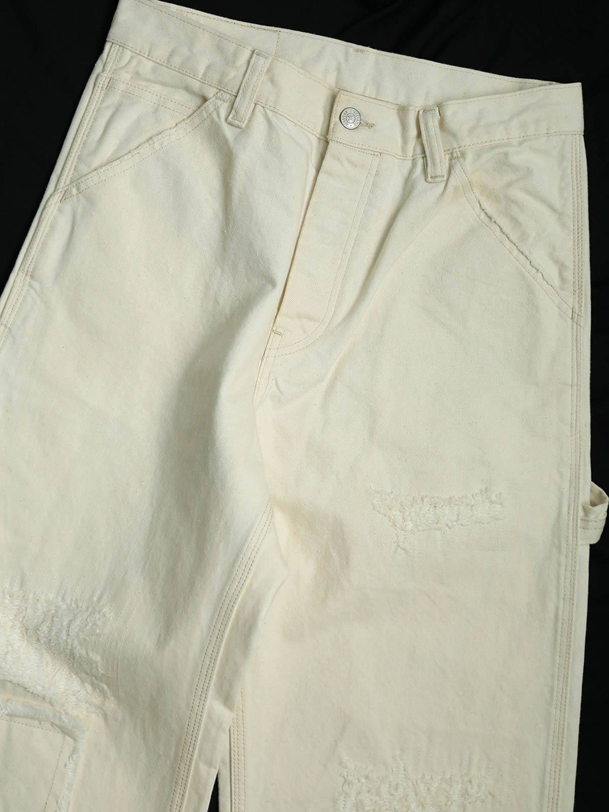 詳細画像:ジーンズの破れ刺繍と五金パーツのディテール図