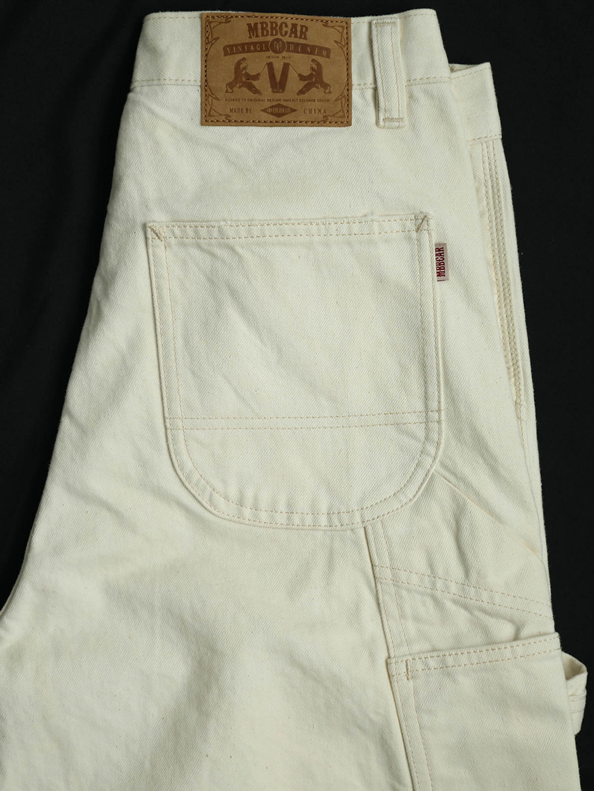 詳細画像:ジーンズの破れ刺繍と五金パーツのディテール図