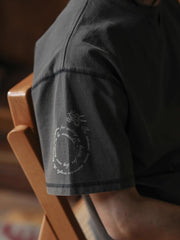 モデルが着用する渦巻きプリントバティックウォッシュ半袖Tシャツのスタイル展示