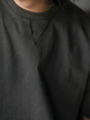 モデルが着用する渦巻きプリントバティックウォッシュ半袖Tシャツのスタイル展示