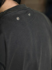 モデルが着用する渦巻きプリントバティックウォッシュ半袖Tシャツのスタイル展示