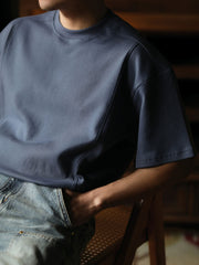 モデルが着用したレトロデザインバンドカラーショートスリーブTシャツ