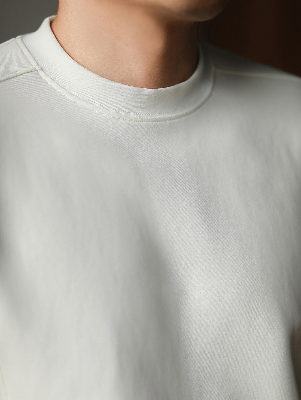 モデルが着用したレトロデザインバンドカラーショートスリーブTシャツ