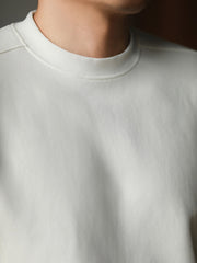 モデルが着用したレトロデザインバンドカラーショートスリーブTシャツ