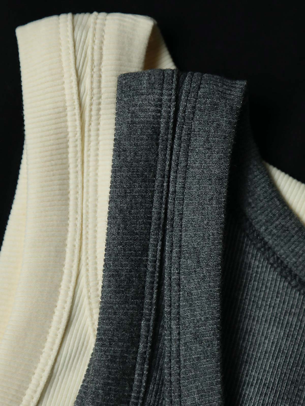 詳細画像: タンクトップのリブとダブルステッチの細部