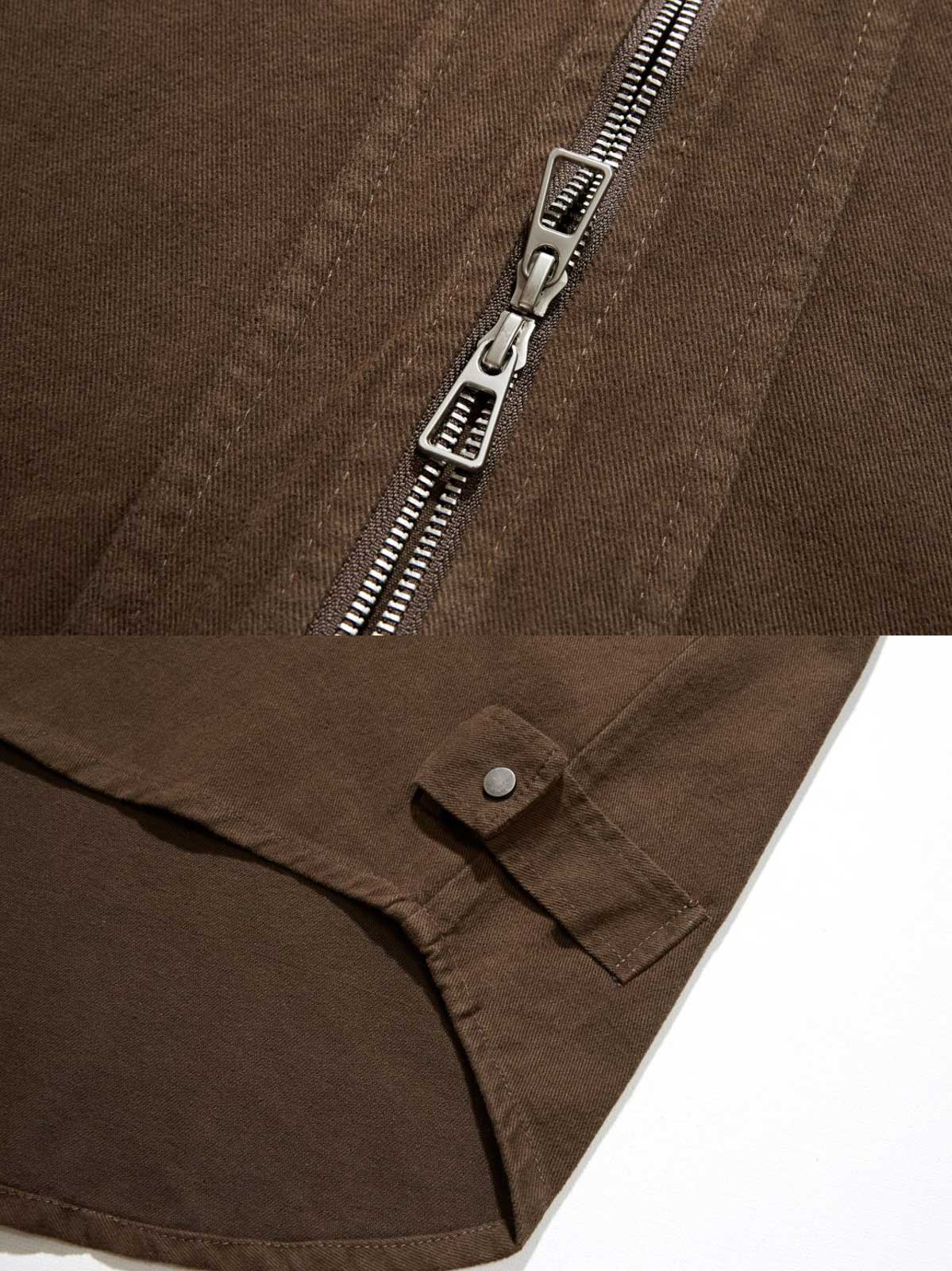 製品画像
「ダブルジップウォッシュ加工長袖シャツ全体の展示図。ウォッシュ加工によるヴィンテージ感とダブルジップデザインが特徴的で、実用性とスタイルを兼ね備えたワークシャツ。」
詳細画像
「金属製ダブルジップと裾のスナップボタンのディテール特写。上下両方向で開閉可能なダブルジップと、スナップボタンがワークスタイルを強調。」