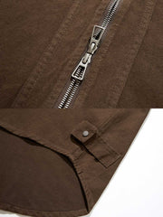 製品画像
「ダブルジップウォッシュ加工長袖シャツ全体の展示図。ウォッシュ加工によるヴィンテージ感とダブルジップデザインが特徴的で、実用性とスタイルを兼ね備えたワークシャツ。」
詳細画像
「金属製ダブルジップと裾のスナップボタンのディテール特写。上下両方向で開閉可能なダブルジップと、スナップボタンがワークスタイルを強調。」