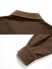 製品画像
「ダブルジップウォッシュ加工長袖シャツ全体の展示図。ウォッシュ加工によるヴィンテージ感とダブルジップデザインが特徴的で、実用性とスタイルを兼ね備えたワークシャツ。」
詳細画像
「金属製ダブルジップと裾のスナップボタンのディテール特写。上下両方向で開閉可能なダブルジップと、スナップボタンがワークスタイルを強調。」