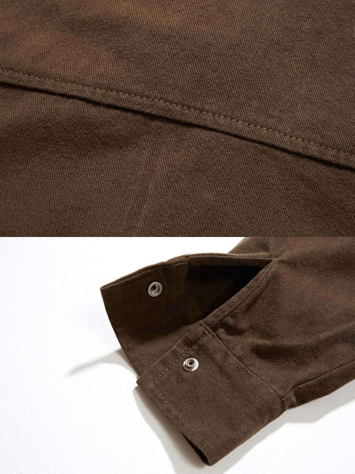 製品画像
「ダブルジップウォッシュ加工長袖シャツ全体の展示図。ウォッシュ加工によるヴィンテージ感とダブルジップデザインが特徴的で、実用性とスタイルを兼ね備えたワークシャツ。」
詳細画像
「金属製ダブルジップと裾のスナップボタンのディテール特写。上下両方向で開閉可能なダブルジップと、スナップボタンがワークスタイルを強調。」