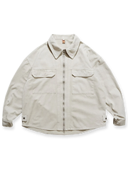 製品画像
「ダブルジップウォッシュ加工長袖シャツ全体の展示図。ウォッシュ加工によるヴィンテージ感とダブルジップデザインが特徴的で、実用性とスタイルを兼ね備えたワークシャツ。」
詳細画像
「金属製ダブルジップと裾のスナップボタンのディテール特写。上下両方向で開閉可能なダブルジップと、スナップボタンがワークスタイルを強調。」