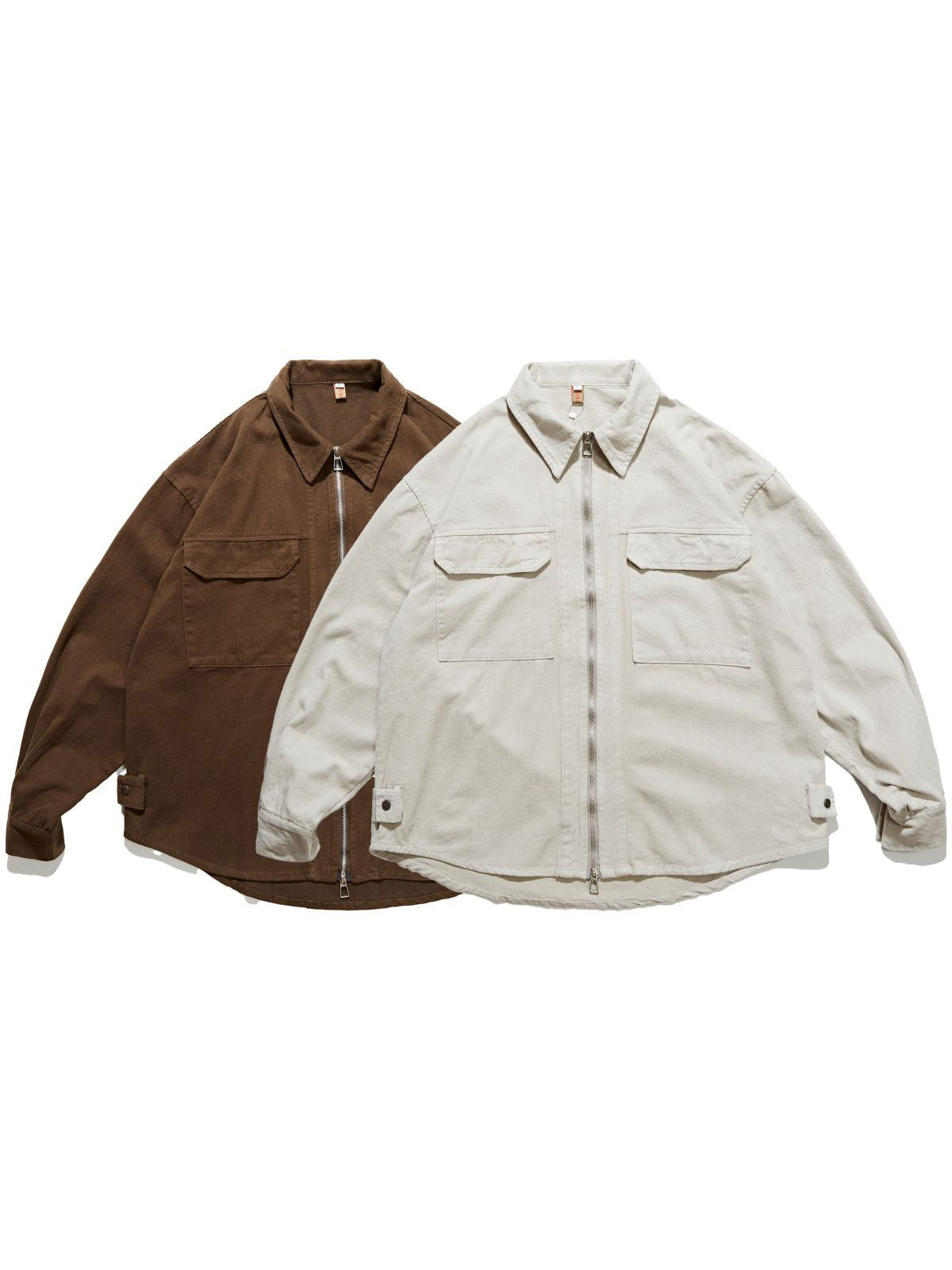 製品画像
「ダブルジップウォッシュ加工長袖シャツ全体の展示図。ウォッシュ加工によるヴィンテージ感とダブルジップデザインが特徴的で、実用性とスタイルを兼ね備えたワークシャツ。」
詳細画像
「金属製ダブルジップと裾のスナップボタンのディテール特写。上下両方向で開閉可能なダブルジップと、スナップボタンがワークスタイルを強調。」