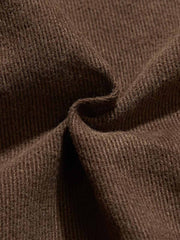 製品画像
「ダブルジップウォッシュ加工長袖シャツ全体の展示図。ウォッシュ加工によるヴィンテージ感とダブルジップデザインが特徴的で、実用性とスタイルを兼ね備えたワークシャツ。」
詳細画像
「金属製ダブルジップと裾のスナップボタンのディテール特写。上下両方向で開閉可能なダブルジップと、スナップボタンがワークスタイルを強調。」