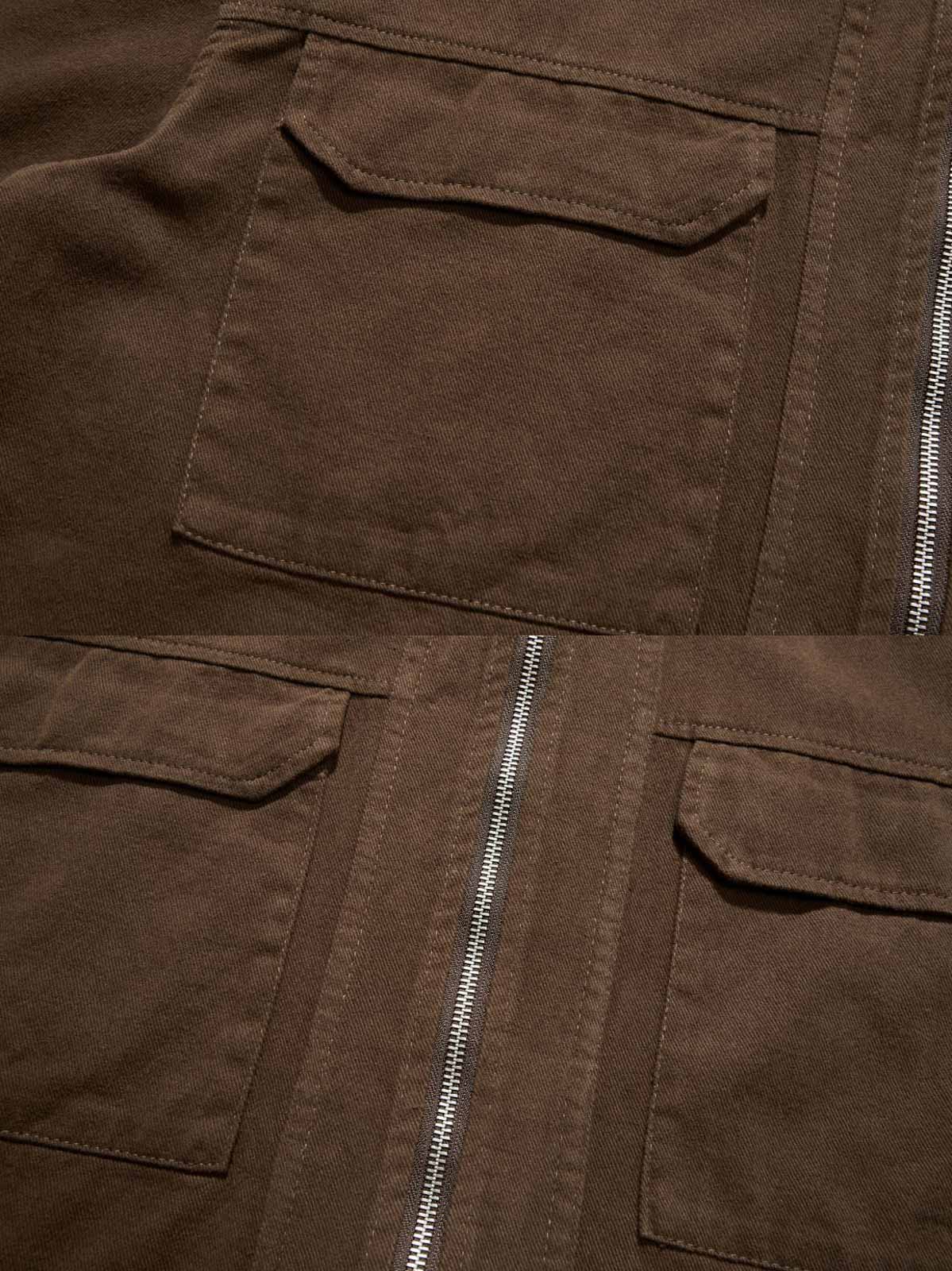 製品画像
「ダブルジップウォッシュ加工長袖シャツ全体の展示図。ウォッシュ加工によるヴィンテージ感とダブルジップデザインが特徴的で、実用性とスタイルを兼ね備えたワークシャツ。」
詳細画像
「金属製ダブルジップと裾のスナップボタンのディテール特写。上下両方向で開閉可能なダブルジップと、スナップボタンがワークスタイルを強調。」