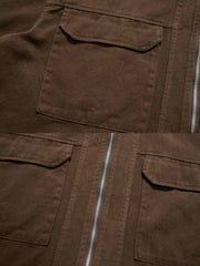 製品画像
「ダブルジップウォッシュ加工長袖シャツ全体の展示図。ウォッシュ加工によるヴィンテージ感とダブルジップデザインが特徴的で、実用性とスタイルを兼ね備えたワークシャツ。」
詳細画像
「金属製ダブルジップと裾のスナップボタンのディテール特写。上下両方向で開閉可能なダブルジップと、スナップボタンがワークスタイルを強調。」